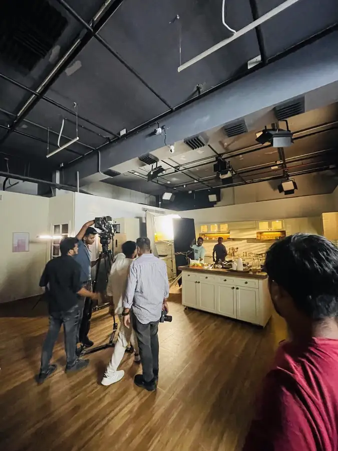 Behind the scenes: Kitchen set, blocking the scene