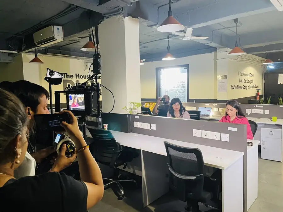 Behind the scenes: Office floor, shoulder rig