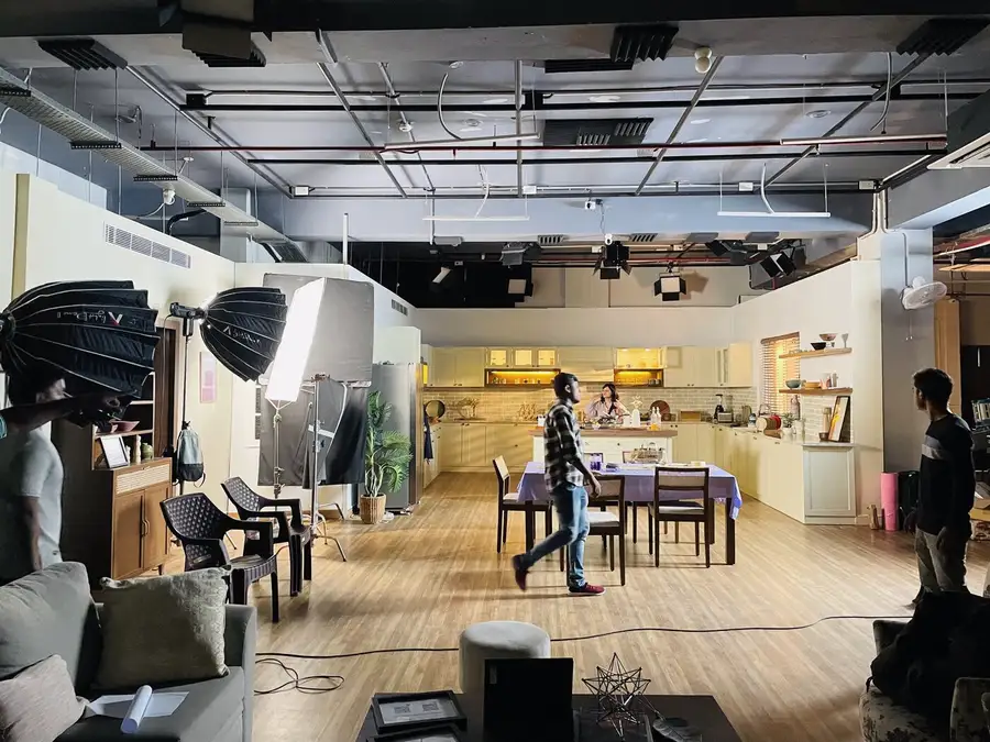 Behind the scenes: Kitchen set, wide
